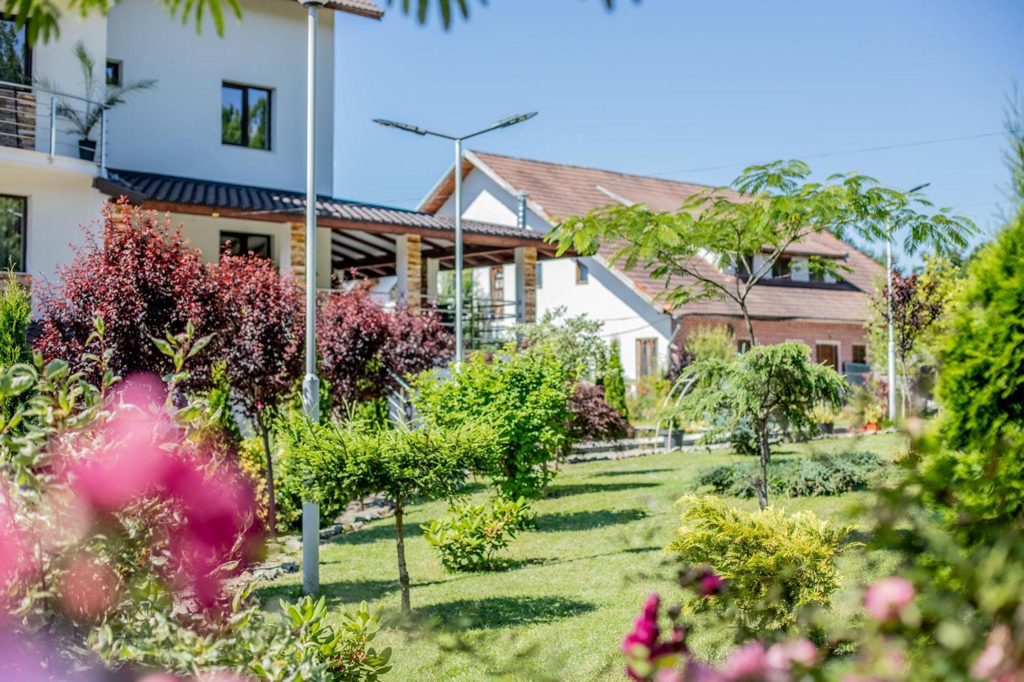 Rem Garden Hotel Novaci-Straini Ngoại thất bức ảnh