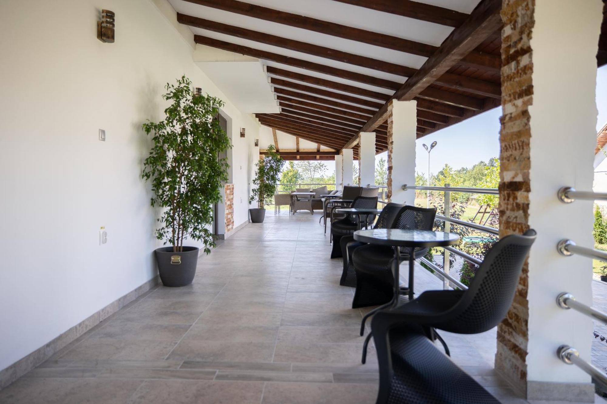 Rem Garden Hotel Novaci-Straini Ngoại thất bức ảnh