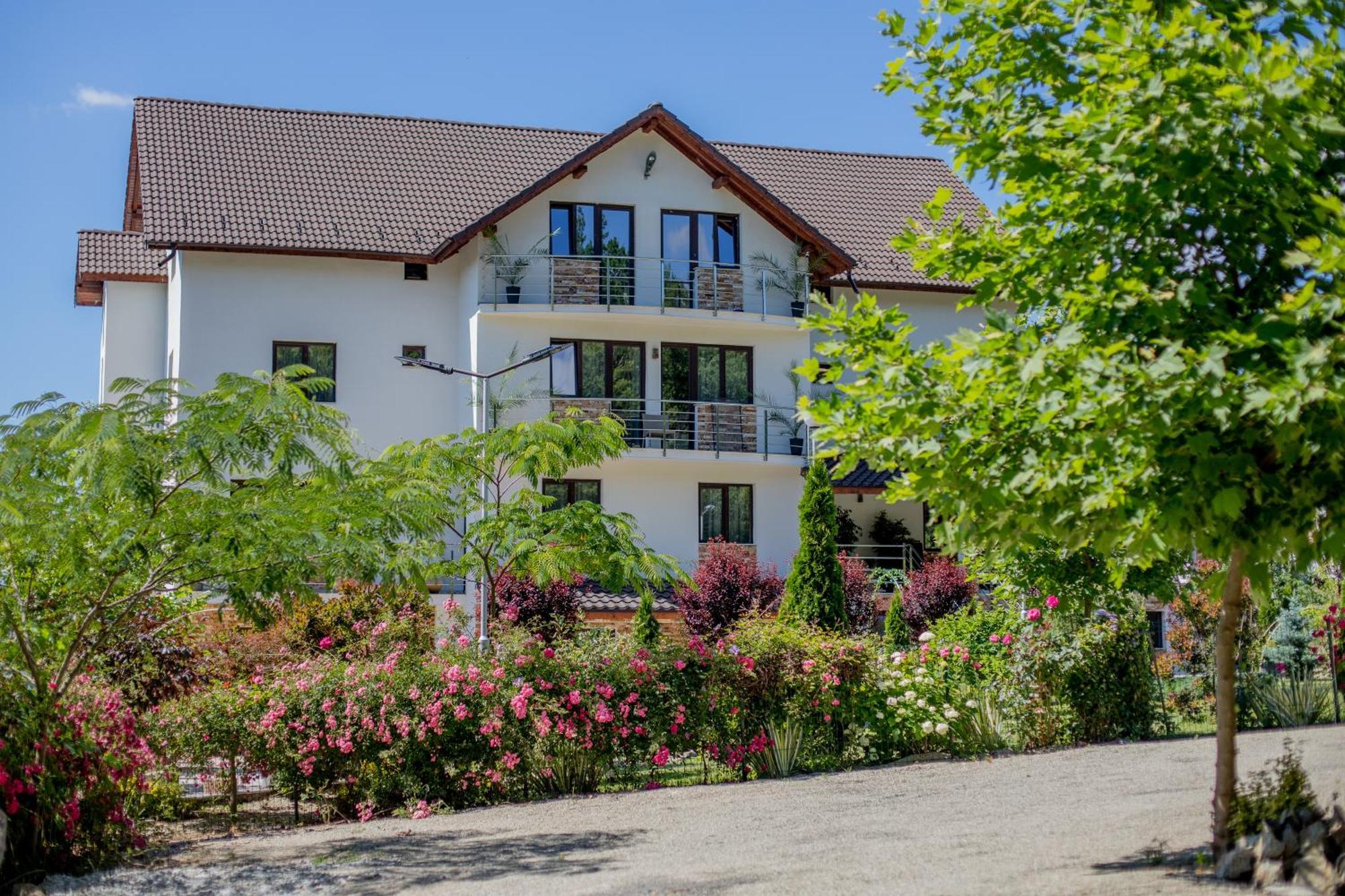 Rem Garden Hotel Novaci-Straini Ngoại thất bức ảnh