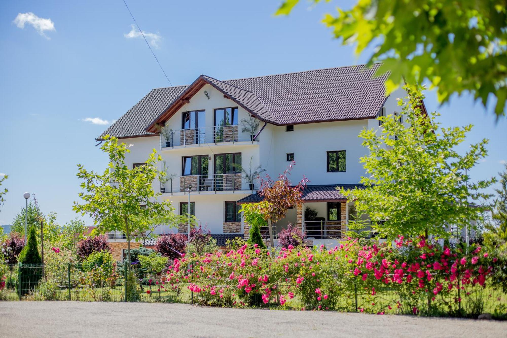 Rem Garden Hotel Novaci-Straini Ngoại thất bức ảnh